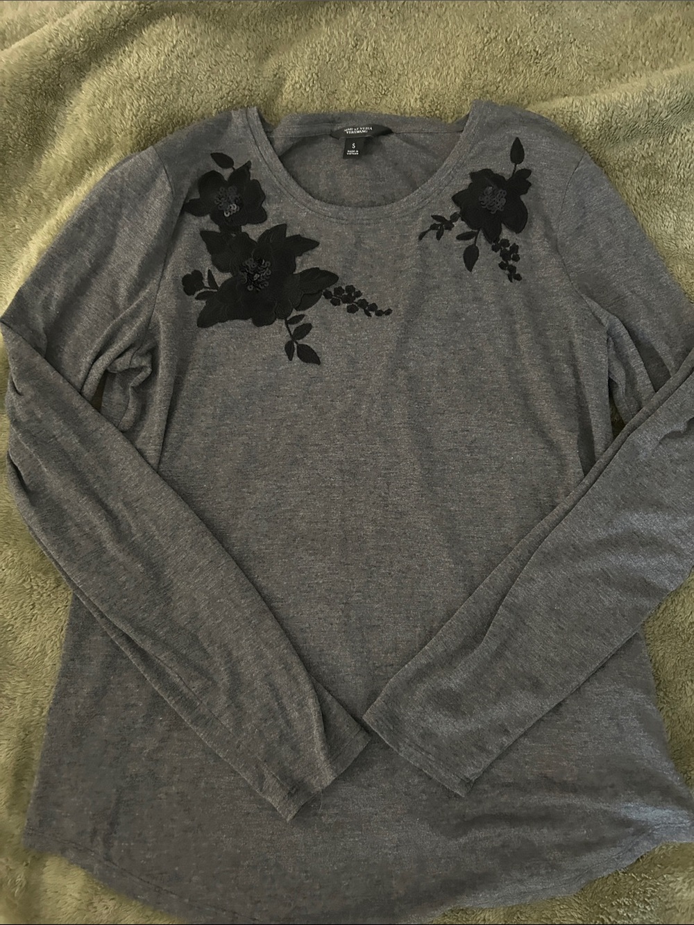 Simply Vera Vera Wang Gray Long Sleeve Tee with Black Floral Appliqué